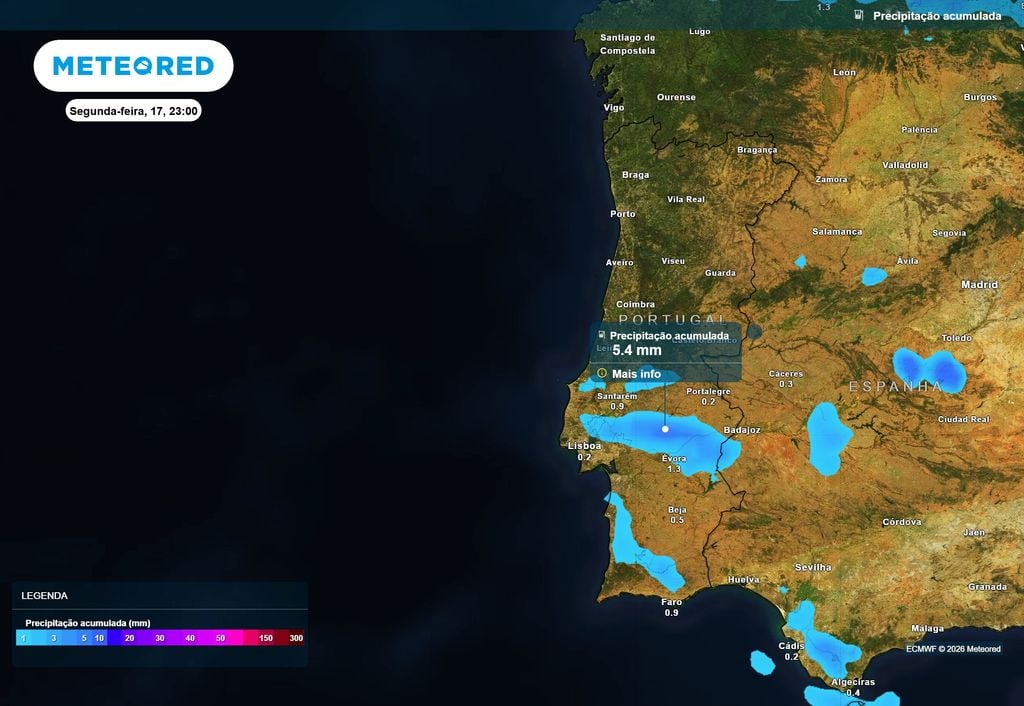 Apesar dos reduzidos níveis de humidade previstos, os mapas indicam a possibilidade de alguns aguaceiros durante as restantes horas desta segunda-feira (17), representados por uma faixa relativamente escassa de precipitação acumulada (entre 1 e 5 mm aproximadamente), e que se estende de oeste para leste entre Arruda dos Vinhos e Vila Viçosa.