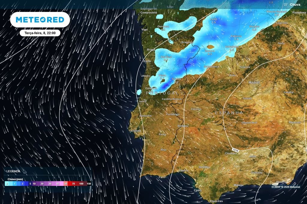 Ao final da noite, a frente estará a atravessar o Norte e Centro Precipitação prevista pelo ECMWF para as 22h de terça-feira. A chuva deverá estender-se do litoral Norte ao interior, alcançando também vários setores da região Centro.