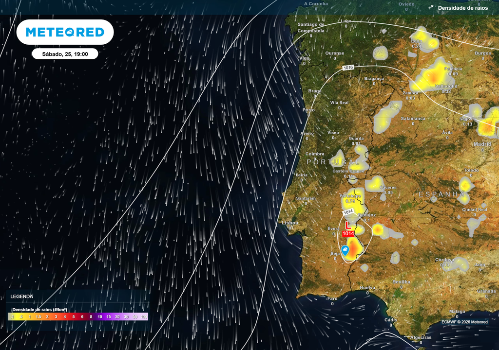 Elevada atividade elétrica no interior sul, com maior concentração de trovoadas no distrito de Évora, especialmente na região de Moura.