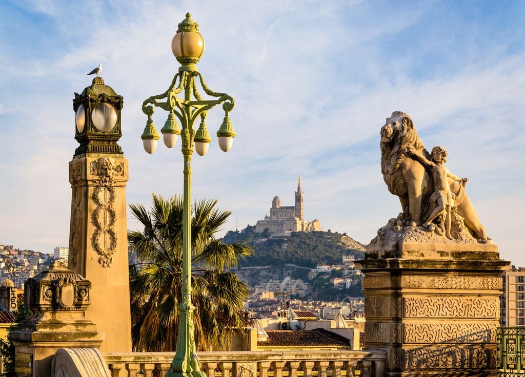 "Vous êtes arrivés à Marseille Saint-Charles" : vue sur Notre-Dame de la Garde du haut des escaliers de la gare. "Vous êtes arrivés à Marseille Saint-Charles" : vue sur Notre-Dame de la Garde du haut des escaliers de la gare