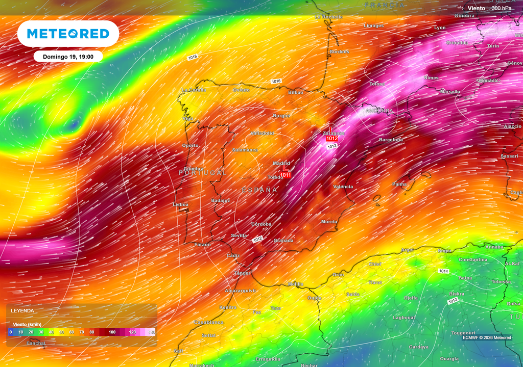 Le vent en altitude (vers 9 000 mètres) La péninsule Ibérique est exposée à la diffluence des vents de sud-ouest en altitude, un phénomène qui favorise les mouvements ascendants de l'air. Le vent en altitude (vers 9 000 mètres) : la péninsule Ibérique est exposée à la diffluence des vents de sud-ouest en altitude, un phénomène qui favorise les mouvements ascendants de l'air.