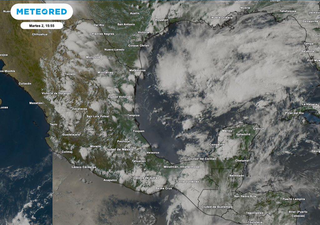 Imagen satelital natural, muestra a las amplias zonas de inestabilidad a lo largo de México y que están produciendo aguaceros.