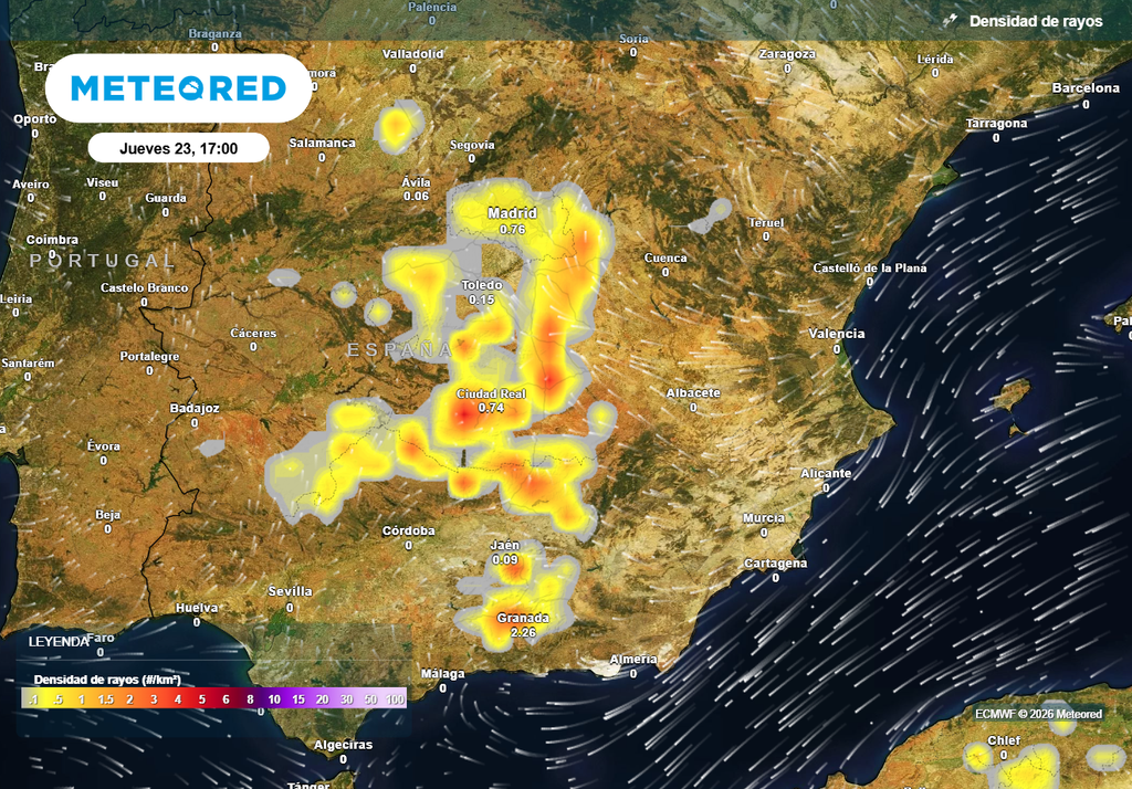Las tormentas que crecerán en unas horas irán acompañadas de bastante actividad eléctrica.