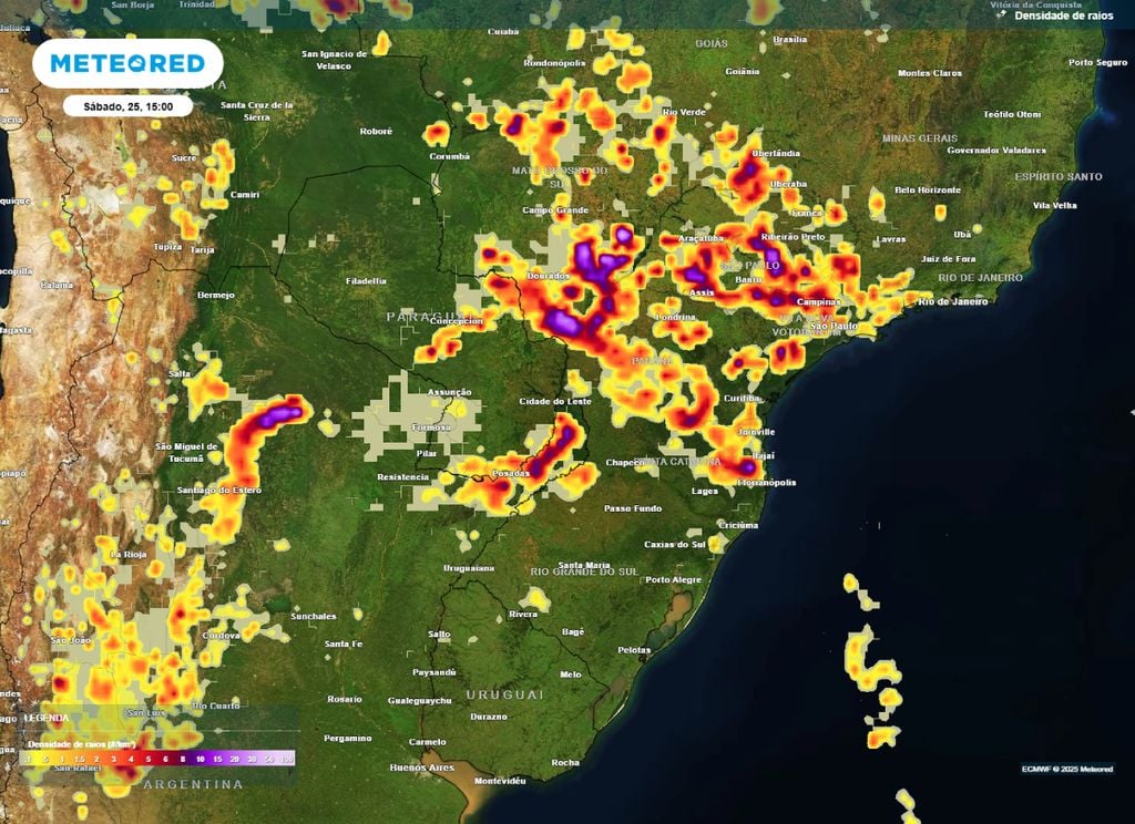 Mapa de densidade de raios para o sábado (25) destaca as regiões com maior potencial de tempestades, segundo o modelo ECMWF.