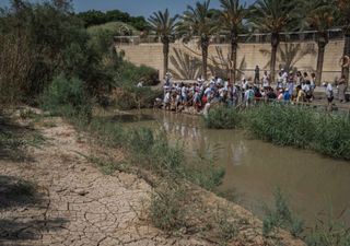 A peregrinação através do Rio Jordão, agora praticamente seco