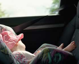 A pesar de la tecnología, los niños siguen muriendo en autos estacionados al sol