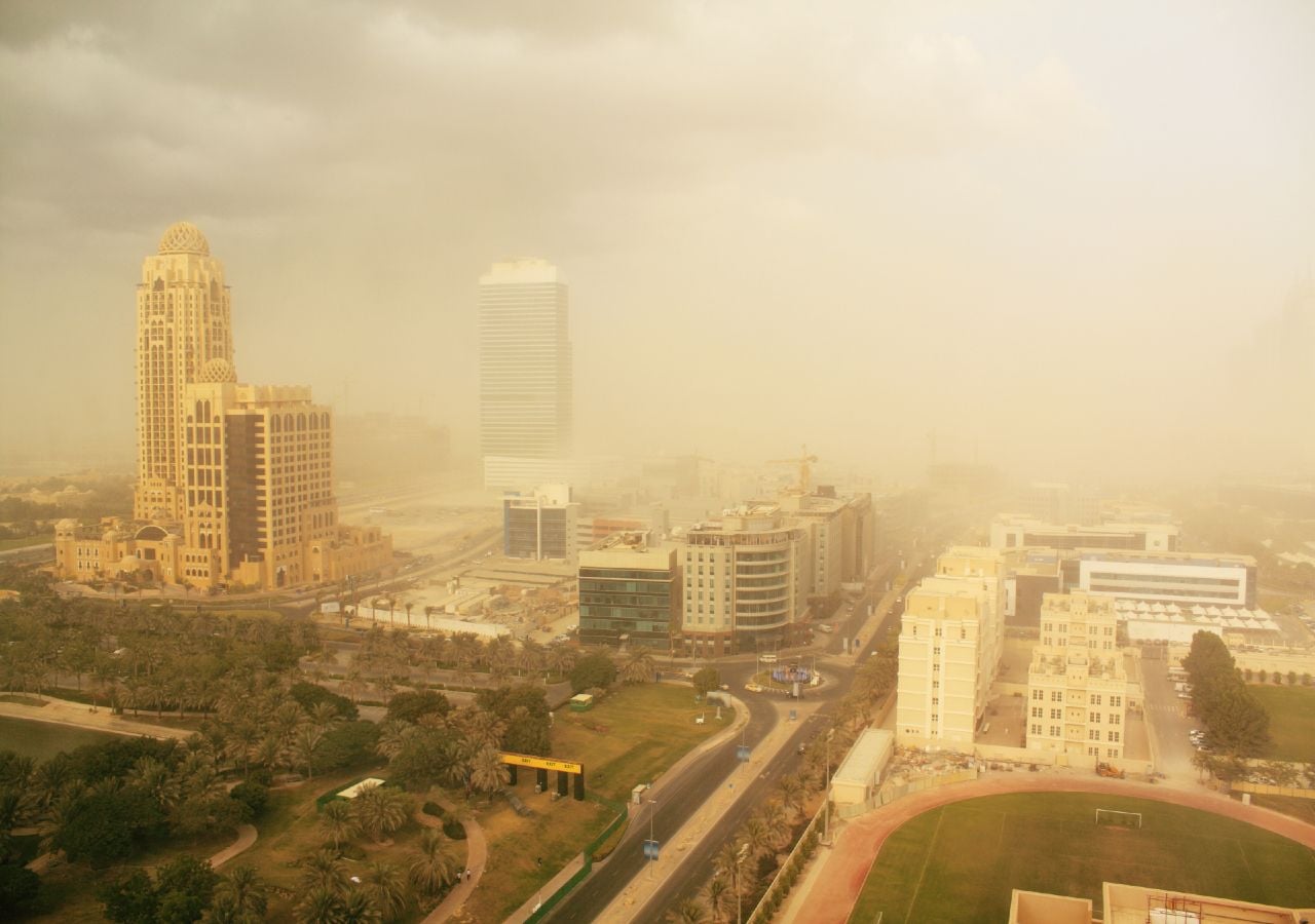 As tempestades de areia e poeira tem efeitos diversos nas áreas diretamente afetadas das quais se destacam a falta de visibilidade, a perda da qualidade da areia e a perturbação das atividades económicas.