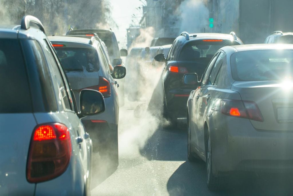 filas de vehículos en calles expeliendo gases contaminantes