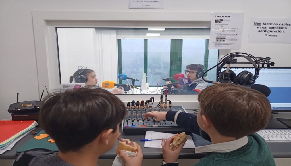 Emissão de rádio de Ponte… nas Ondas! (PNO!) Há três décadas que milhares de alunos portugueses e galegos aprendem a preservar o património comum dando-lhe voz através das emissões da Ponte… nas Ondas! Foto: PNO!