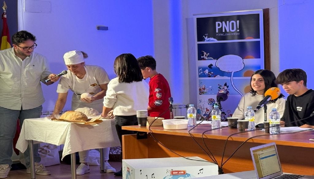 Emissão de rádio ao vivo A Ponte… nas Ondas! evoluiu com a tecnologia, mas manteve a missão: aproximar escolas, comunidades e património através da comunicação. Foto: PNO!