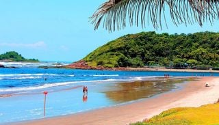 A praia no litoral de SP onde o rio encontra o mar e forma um cen&aacute;rio de tirar o f&ocirc;lego