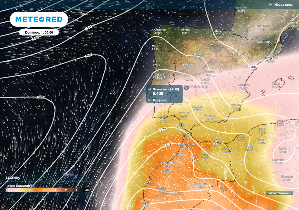 Mapa de previsão da distribuição de poeiras em suspensão no domingo 1 de março. Nos próximos dias o céu apresentará tons esbranquiçados ou acastanhados, resultado da menor ou maior concentração de poeiras saarianas em suspensão. Este fenómeno reduz a visibilidade, afeta a qualidade do ar e tem impacto direto nas temperaturas: durante o dia, a radiação solar é parcialmente bloqueada, levando a máximas ligeiramente mais baixas; à noite, as poeiras retêm calor, contribuindo para mínimas mais elevadas.