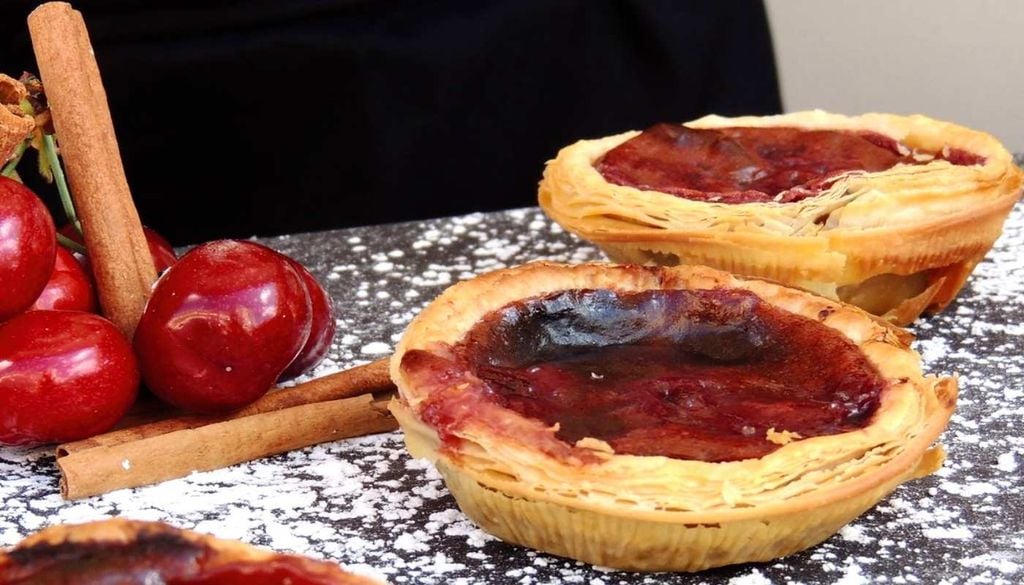 Nata de cereja A nata de cereja é uma recriação do tradicional pastel de nata português da Escola de Hotelaria do Fundão, que combina a cremosidade do recheio com o sabor doce e fresco da cereja. Fonte: Travellingworld