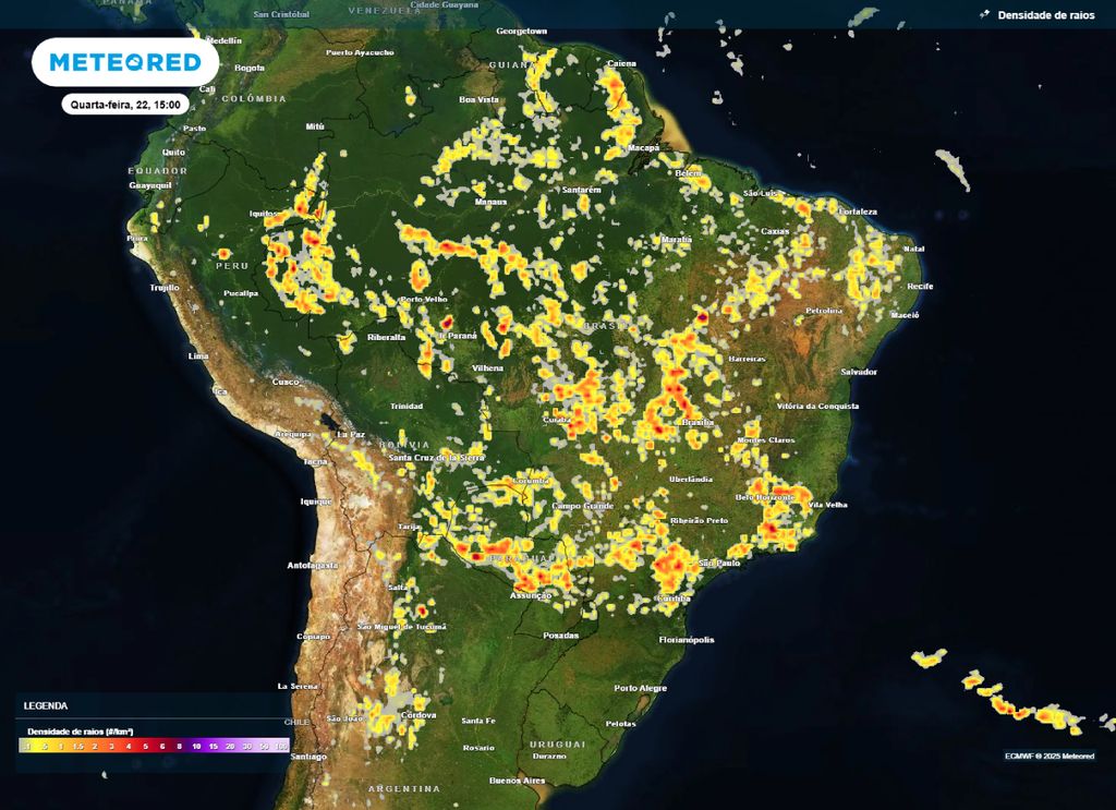 Mapa de densidade de raios para a quarta-feira (22) destaca as regiões com maior potencial de tempestades.