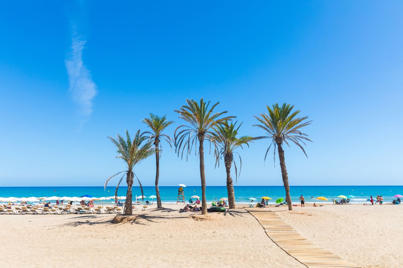 En algunas playas la temperatura del mar supera los 25 °C, mientras que en en otras zonas el baño sólo es apto para valientes.