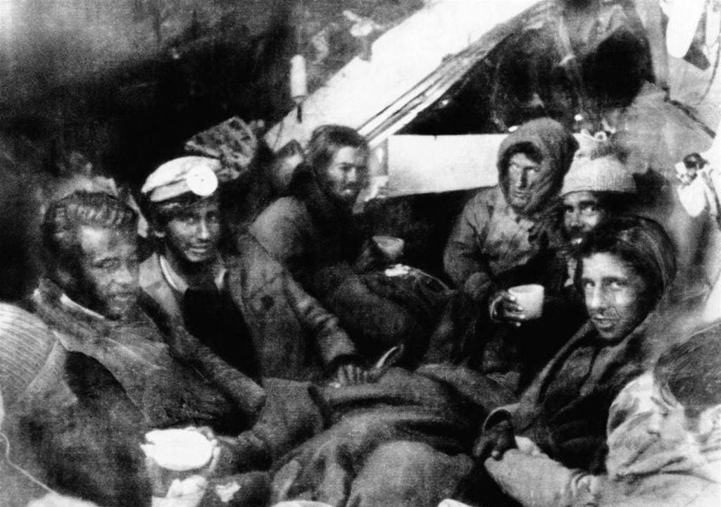 The survivors of the accident took shelter in the fuselage of the rest of the plane. Source: Ed. Alrevés.