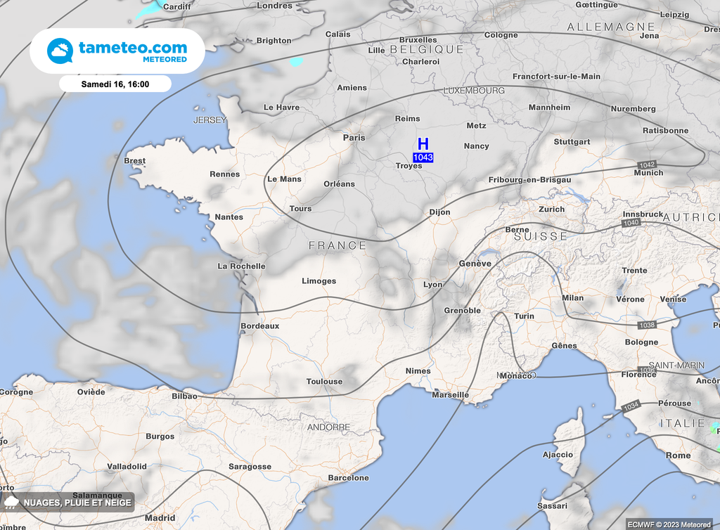 Nombreux nuages bas persistants.