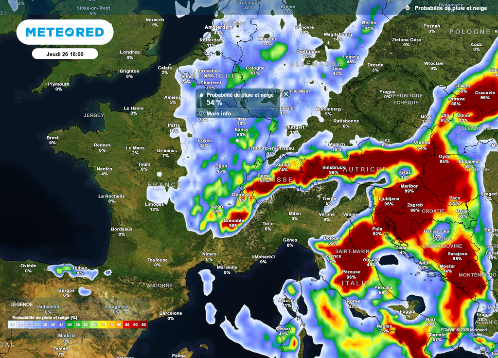 Ce jeudi après-midi, le risque de giboulées concernera encore une large moitié Est du pays, ainsi que la Corse, avec par endroits pluie et neige mêlées.