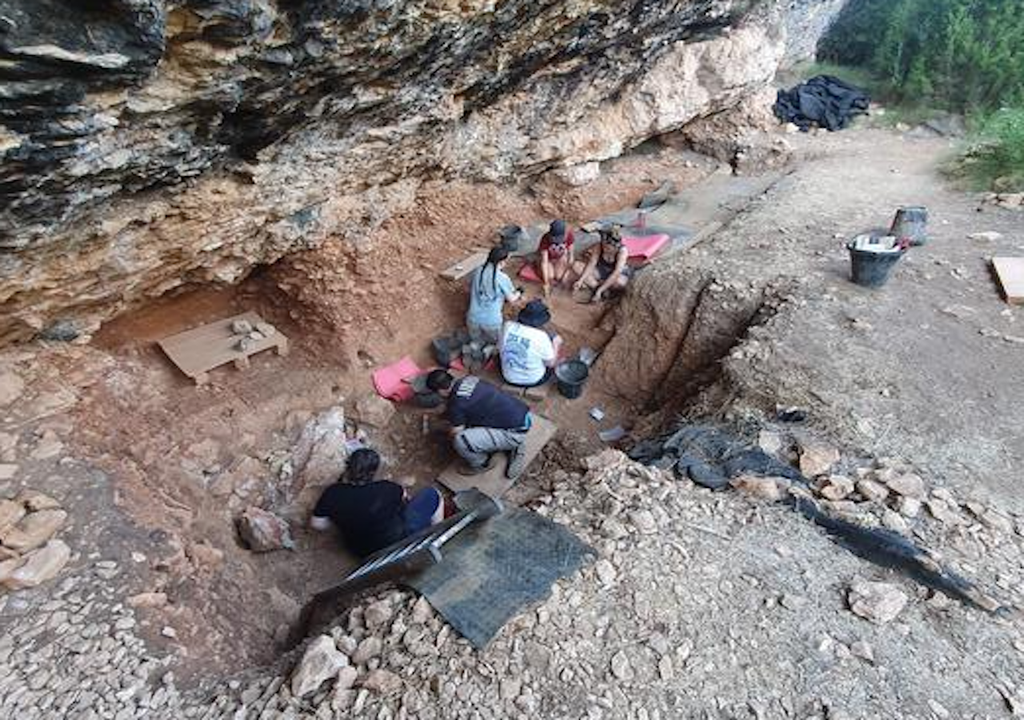 Archäologen bei der Arbeit in Abric Pizarro. Kredit: Sofia Samper Carro