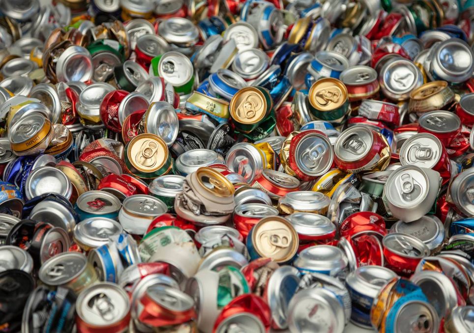 L'aluminium recyclé permet d'économiser de l'énergie et de réduire les émissions par rapport à la production de matière première neuve.