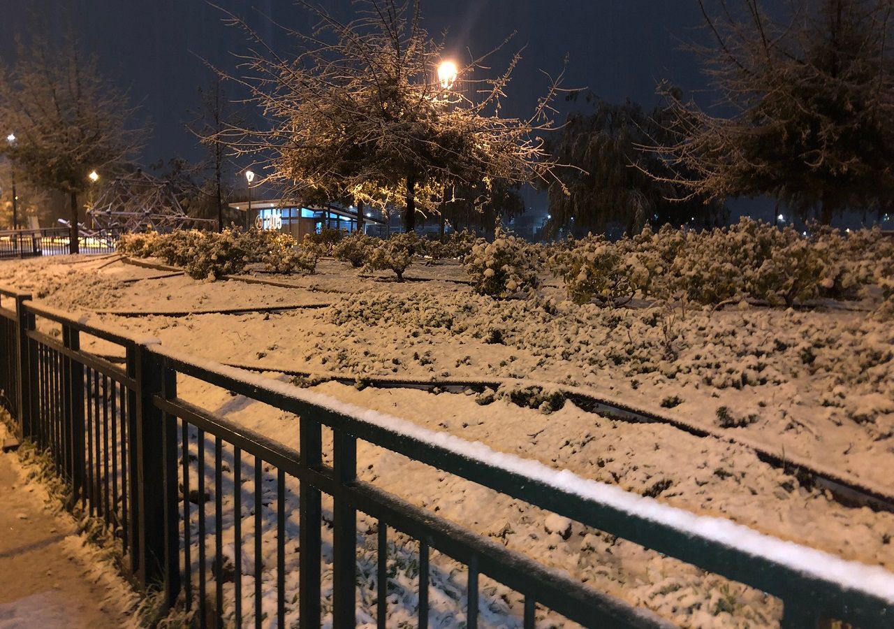 Así se veía Lo Barnechea, cubierto de nieve, a las 06:00 h de esta mañana. Imagen compartida por la cuenta de Twitter @Tiareaceres.