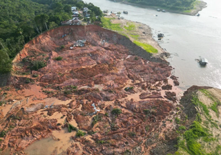 A seca no Amazonas: primeiro os rios sumindo e agora dezenas de casas soterradas por deslizamentos de encostas