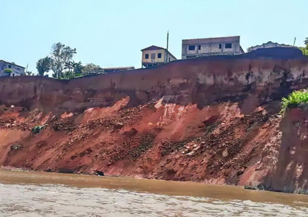 A Seca No Amazonas: Primeiro Os Rios Sumindo E Agora Dezenas De Casas ...