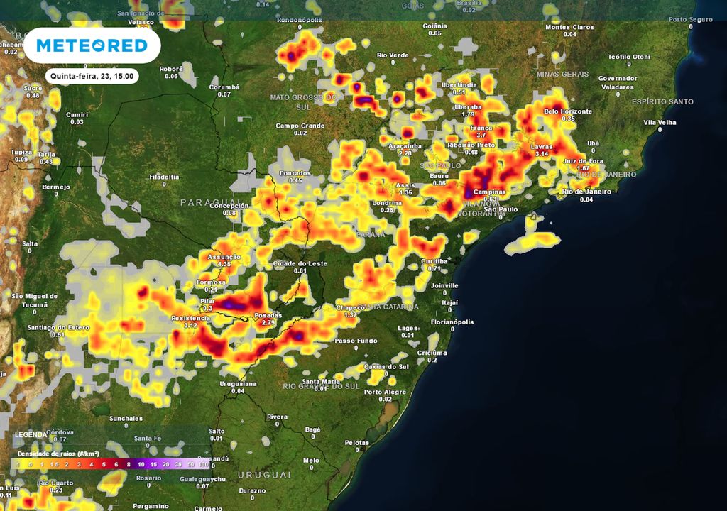 Previsão de densidade de raios na quinta-feira durante a tarde.