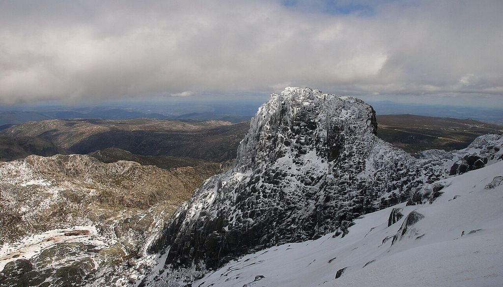 Serra da Estrela Rochas com 600 milhões de anos e vestígios de glaciações antigas moldam a geodiversidade única da Serra da Estrela. Foto: Alves Gaspar, obra do próprio, CC BY-SA 3.0, Wikimedia Commons