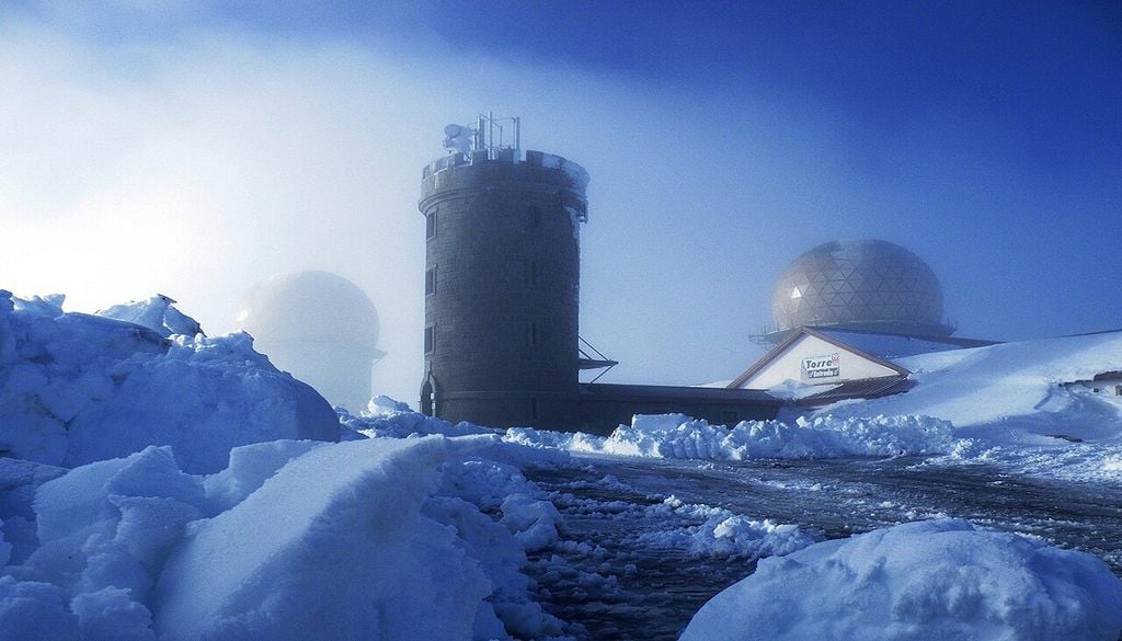 Planalto da Torre, Serra da Estrela O planalto superior da Torre, coberto de neve, destaca-se como o ponto mais alto e emblemático da cordilheira. Foto: Roylindman, CC BY-SA 3.0, Wikimedia Commons