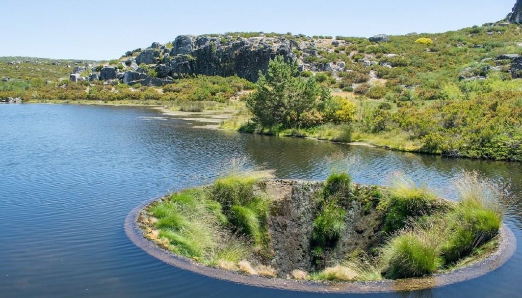 Covão dos Conchos, Serra da Estrela O Covão dos Conchos é uma lagoa artificial do Parque Natural da Serra da Estrela, construída em 1955, que se tornou num extraordinário reduto de biodiversidade. Foto: larahcv via Pixabay