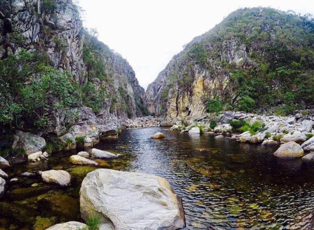 Cânion das Bandeirinhas, com paredões imponentes e águas cristalinas. Crédito: Divulgação.