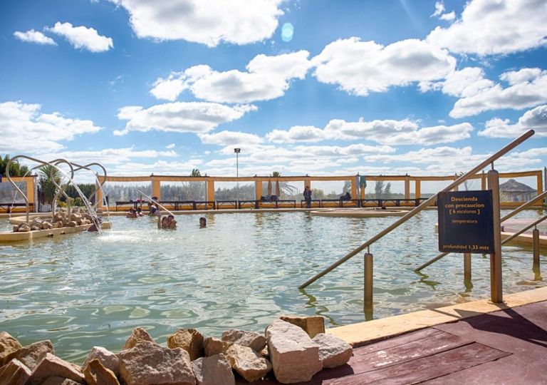 A solo 2 horas de Buenos Aires: el pueblo con aguas termales y un bosque mágico