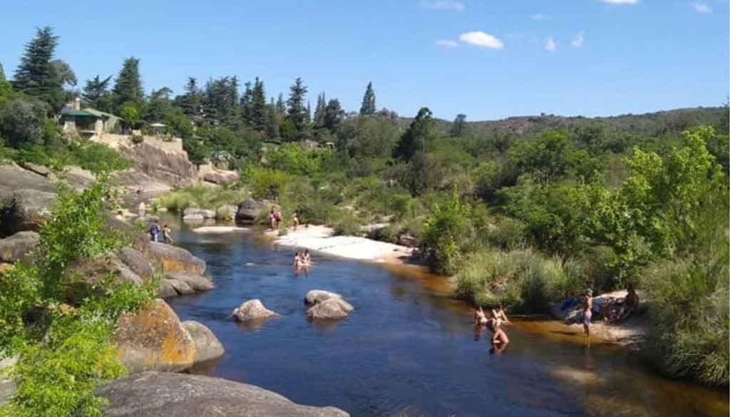 Cabalango Córdoba El arroyo Los Chorrillos, los saltos de agua y las ollas naturales son elegidos por cientos de turistas cada verano. Foto: X @turismocba