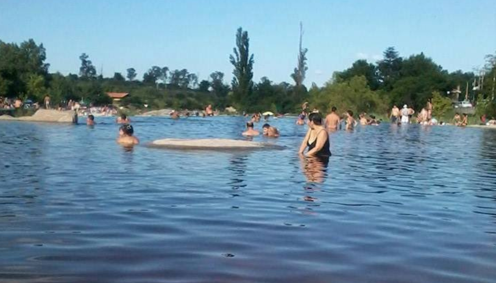 Cabalango Córdoba Los balnearios a orillas del arroyo Los Chorrillos cuentan con asadores, baños e instalaciones para disfrutar de una refrescante comida. Foto: X @turismocba