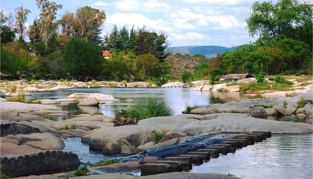Cabalango Córdoba El cauce del arroyo, sus pequeñas cascadas y las ollas naturales se complementan con algunos senderos para quienes distrutan del trekking. Foto: X @villacarlospaz_