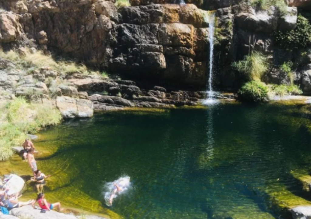 Los senderos de trekking son de distinta complejidad y conducen a una serie de cascadas ocultas entre la vegetación serrana. Foto: Instagram @ventania_tornquist