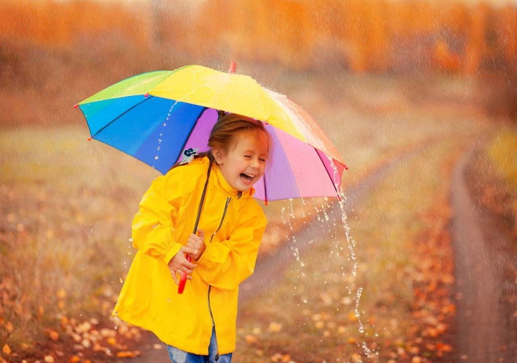 Em outubro começa a ser cada vez mais comum o uso de casacos de chuva, impermeáveis e agasalhos em boa parte do país, embora em certas zonas ainda persista o uso frequente de roupa de manga curta.