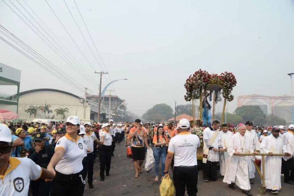 Procissão de Nossa Senhora da Conceição, em Santarém, em meio à fumaça