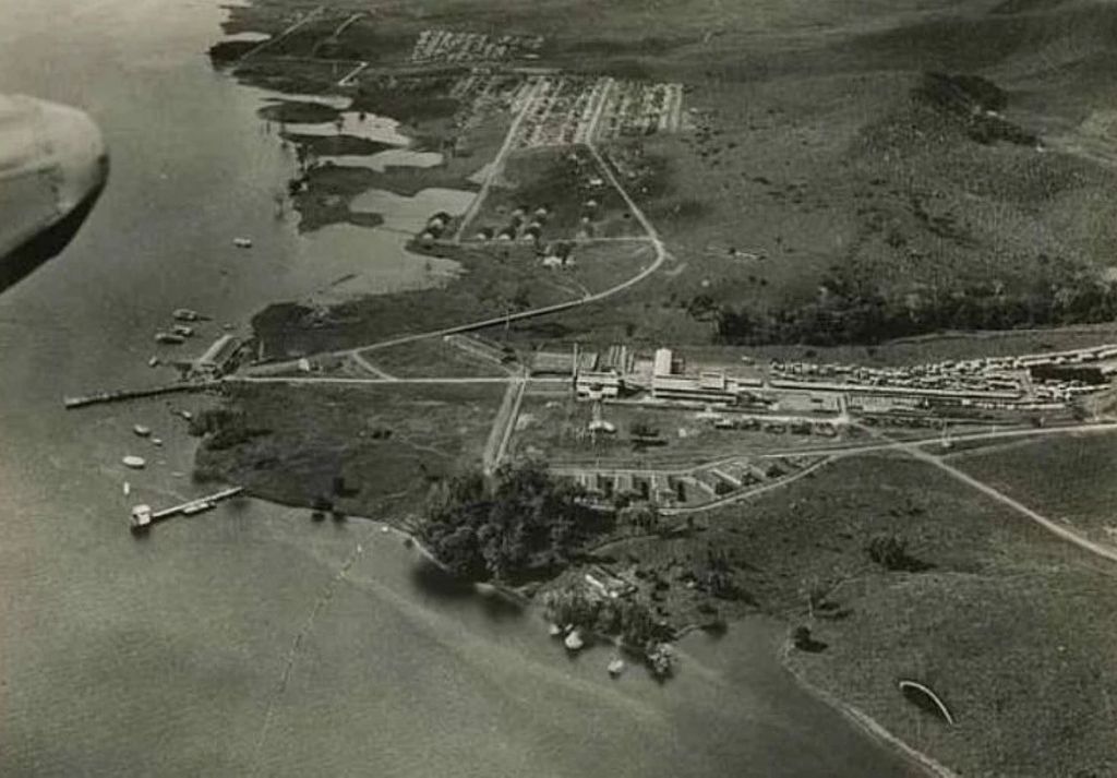 Vista aérea da Fordlândia em sua localidade inicial, no estado do Pará, às margens do Rio Tapajós. Créditos: public domain Vista aérea da Fordlândia em sua localidade inicial, no estado do Pará, às margens do Rio Tapajós. Créditos: public domain