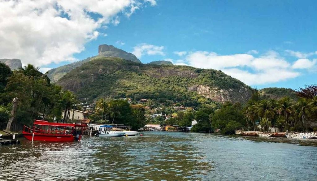 Esta ilha faz parte de um arquipélago com mais oito ilhas, sendo seis urbanizadas, e estima-se que cerca de 7 mil pessoas morem nela atualmente. Crédito: Divulgação.