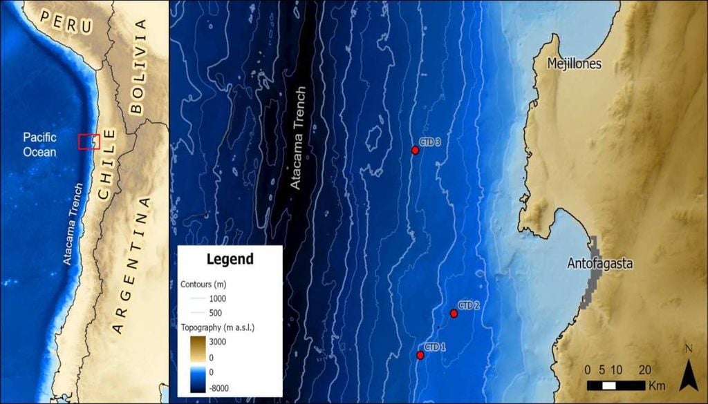 Mapa batimétrico com a localização dos pontos de amostragem ao longo do eixo da Fossa de Atacama. Fonte: SINC