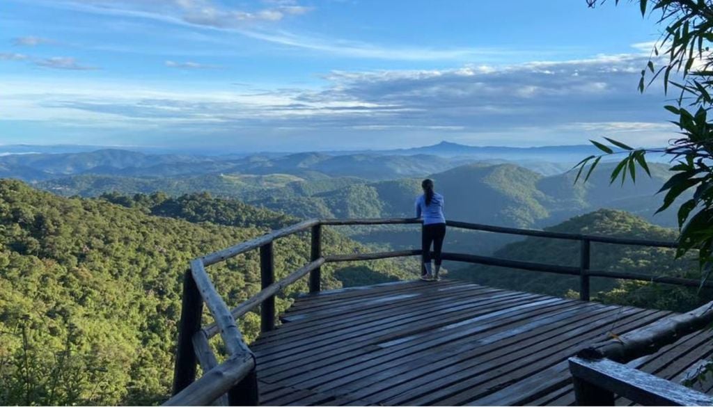 Mirante com um deck de madeira que fica na metade da trilha da Pedra Redonda, uma das mais famosas da região. Crédito: Blog Passeio para as Trilhas Move.