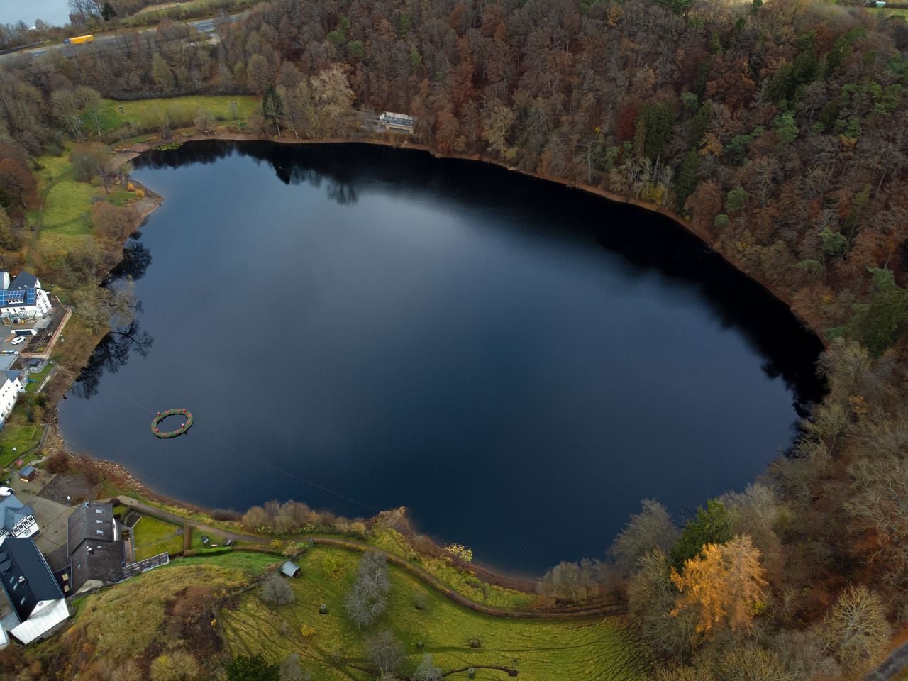 Das Ulmener Maar (Bild) ist durch einen Stollen mit dem Jungfernweiher verbunden. Foto: Adobe Stock