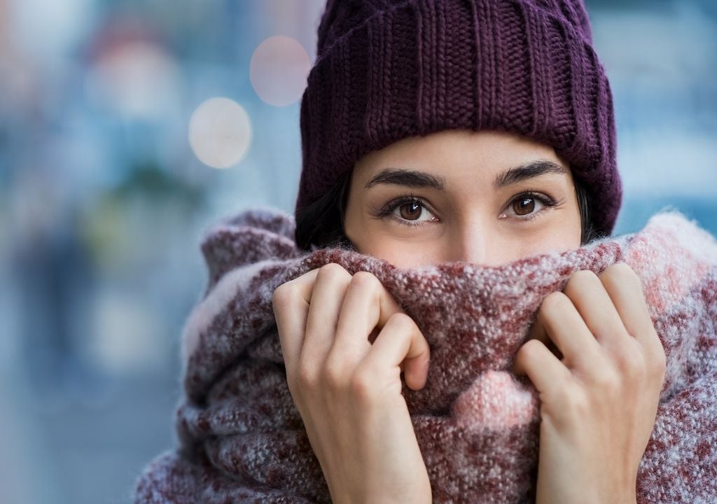 Mujer con gorro y bufanda