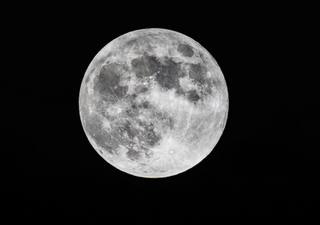 Abril de 2025 reserva Lua Rosa, chuva de meteoros e conjunção planetária no céu do Brasil