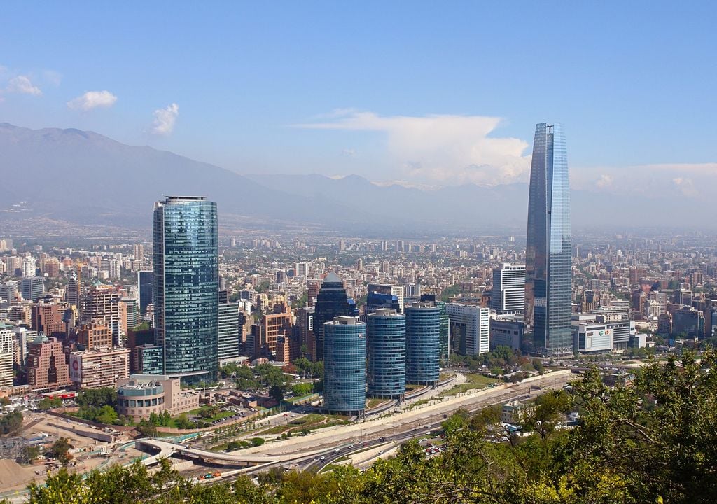 Vista de Santiago con nubes en la cordillera
