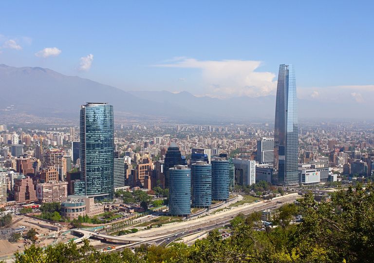 Vista de Santiago con nubes en la cordillera Vista de Santiago con nubes en la cordillera