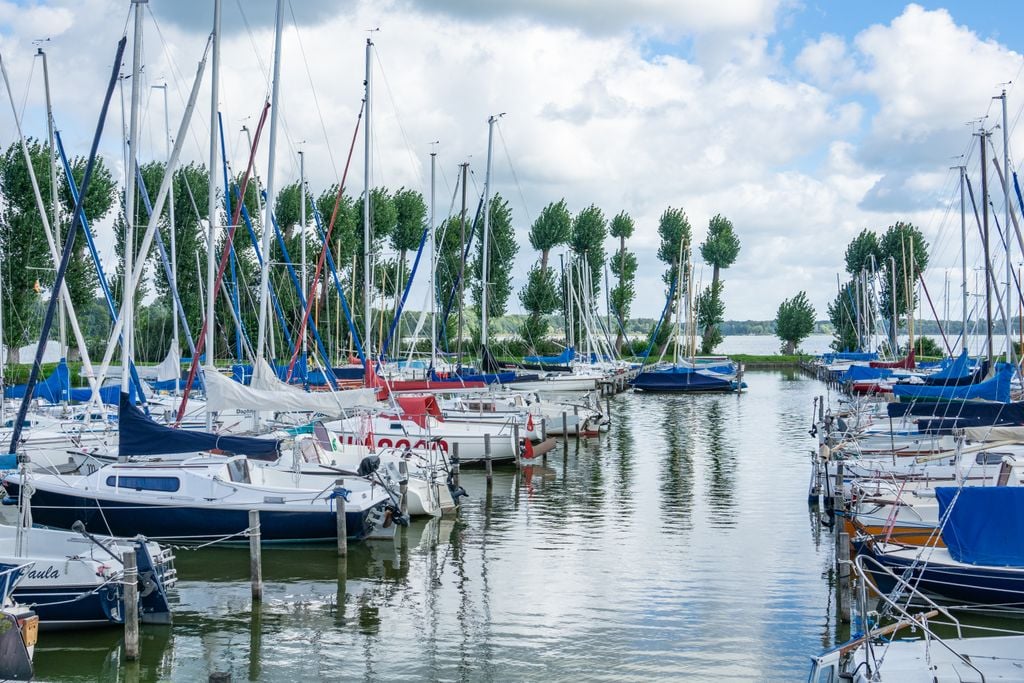Auch Segler finden an diesem See ihr Sommerparadies. Foto: Adobe Stock