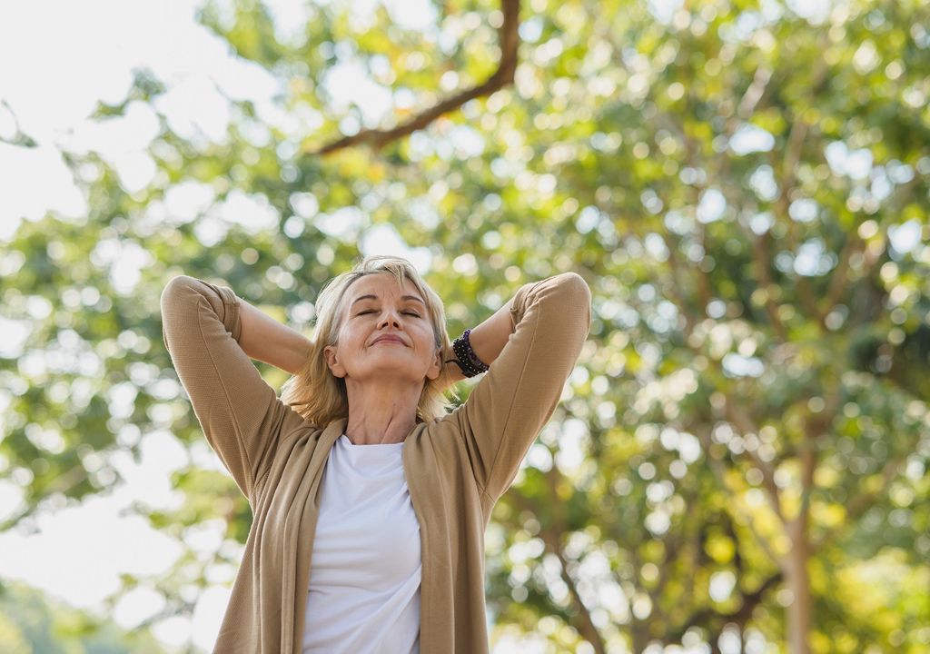 Persona adulta respirando hondo al aire libre